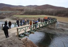 Forcat e Armatosura Shqiptare ndërtojnë urën që u shërben disa fshatrave në Mat