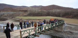 Forcat e Armatosura Shqiptare ndërtojnë urën që u shërben disa fshatrave në Mat