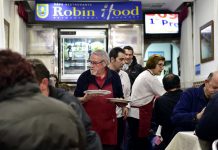 Aty ku të pasurit i paguajnë darkën të varfërve