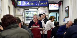 Aty ku të pasurit i paguajnë darkën të varfërve