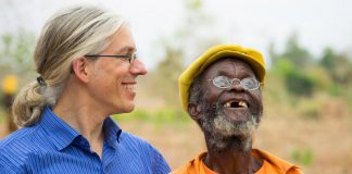 Syze 1-dollarëshe, t’u kthesh buzëqeshjen mijëra njerëzve