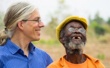 Syze 1-dollarëshe, t’u kthesh buzëqeshjen mijëra njerëzve