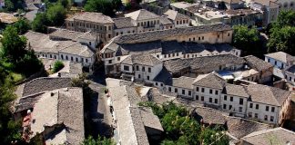 Gjirokastra mahnit turistët e huaj