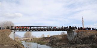 Forcat e Armatosura Shqiptare ndërtojnë urë për mijëra banorë të fushës së Maliqit