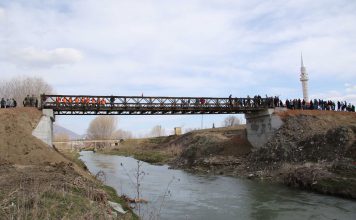 Forcat e Armatosura Shqiptare ndërtojnë urë për mijëra banorë të fushës së Maliqit