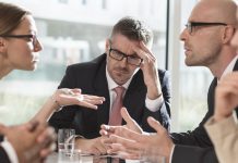 Si t’i bëni ballë një mjedisi pune konfliktual