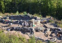 Tabela informuese për ata që vizitojnë Komanin