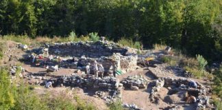 Tabela informuese për ata që vizitojnë Komanin