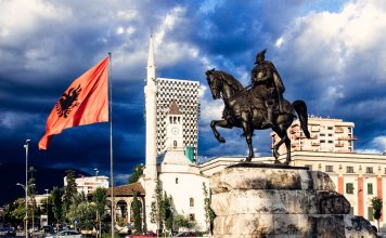 VIDEO/ Njihuni me britaniken që prej dekadash koleksionon çdo libër për Skënderbeun