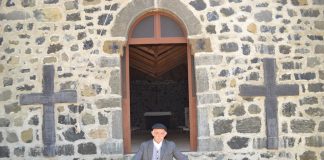 E rrallë: Burri që ndërtoi një kishë në moshën 82 -vjeçare