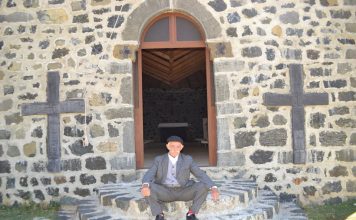 E rrallë: Burri që ndërtoi një kishë në moshën 82 -vjeçare