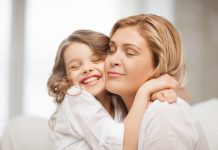Efektet pozitive të përqafimit tek fëmijët