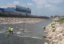 Pastrohen mbetjet e hedhura në lumin e Tiranës