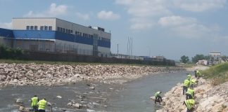 Pastrohen mbetjet e hedhura në lumin e Tiranës