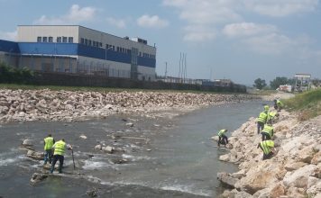 Pastrohen mbetjet e hedhura në lumin e Tiranës