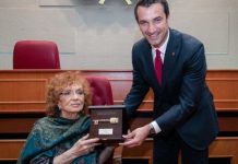 Tiranë: Nexhmije Pagarusha nderohet me “Çelësin e Qytetit” në 85 vjetorin e lindjes