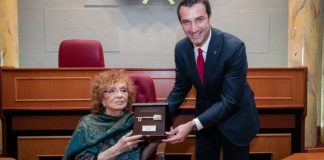 Tiranë: Nexhmije Pagarusha nderohet me “Çelësin e Qytetit” në 85 vjetorin e lindjes