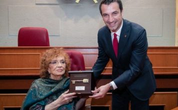 Tiranë: Nexhmije Pagarusha nderohet me “Çelësin e Qytetit” në 85 vjetorin e lindjes