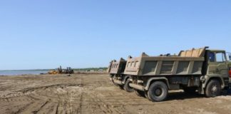 FA pastrojnë plazhin e Divjakës dhe ndërtojnë një urë në Lushnje