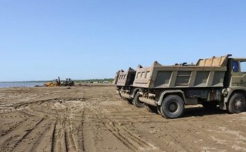 FA pastrojnë plazhin e Divjakës dhe ndërtojnë një urë në Lushnje