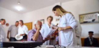 Vizita dhe syze falas. Pas Tiranës përfitojnë edhe banorët e Shtëpisë së të Moshuarve në Kavajë