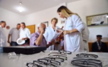 Vizita dhe syze falas. Pas Tiranës përfitojnë edhe banorët e Shtëpisë së të Moshuarve në Kavajë