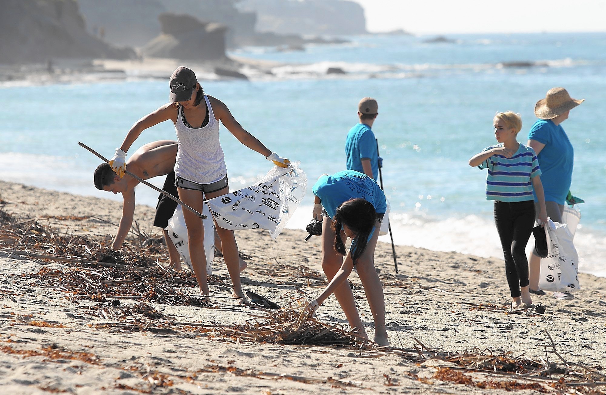 Beach clean up. Уборка пляжа. Оборку к пледу. Убирают пляж.
