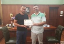 Djali që shpëtoi dy gocat nga mbytja, vlerësohet nga Bashkia Fier