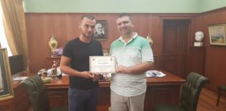 Djali që shpëtoi dy gocat nga mbytja, vlerësohet nga Bashkia Fier