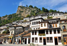 “Qyteti i një mbi një dritareve”, “pushtohet” nga turistë vendas e të huaj