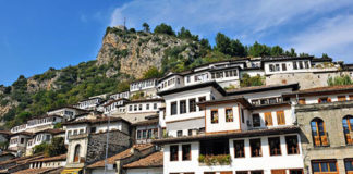 “Qyteti i një mbi një dritareve”, “pushtohet” nga turistë vendas e të huaj