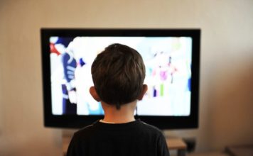 Studimi: Fëmijët, jo më shumë se dy orë në ditë para ekraneve