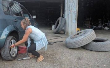 Njihuni me vajzën nga Elbasani që punon në gomisteri dhe që na jep të gjithëve një mësim të mirë