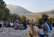 Artistët nga e gjithë bota performancë në malet e Kurveleshit
