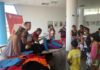 Kavajë, çanta falas për fëmijët në nevojë