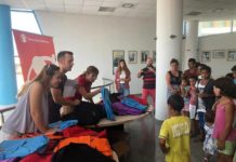 Kavajë, çanta falas për fëmijët në nevojë