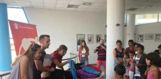 Kavajë, çanta falas për fëmijët në nevojë