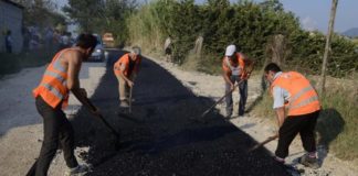 Tiranë, rehabilitohet rruga për në fshatin Dritas