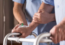 Shpresë për të paralizuarit, paraplegjiku arrin të ecë falë simulimeve elektrike