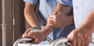 Shpresë për të paralizuarit, paraplegjiku arrin të ecë falë simulimeve elektrike