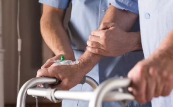 Shpresë për të paralizuarit, paraplegjiku arrin të ecë falë simulimeve elektrike