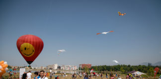 Tiranë, zhvillohet Festivali Ndërkombëtar i Balonave në Parkun e Liqenit
