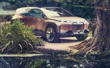 FOTOT/ Njihuni me makinën e së adhmes…