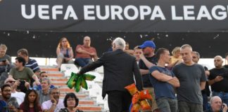 Foto/ Presidenti shpërndan patate dhe ujë për tifozët në stadium