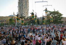 FOTOT/ Tiranë, muzikë dhe akrobaci në ajër në sheshin “Skënderbej”