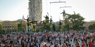 FOTOT/ Tiranë, muzikë dhe akrobaci në ajër në sheshin “Skënderbej”