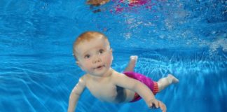 VIDEO/ Nuk di të ecë…por noton si Michael Phelps