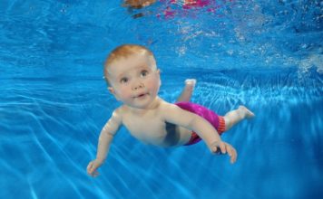 VIDEO/ Nuk di të ecë…por noton si Michael Phelps