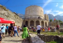 Kulinaria shqiptare dhe tradita, bashkë me vizitorët në Kalanë e Krujës