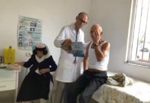 Mjeku shqiptar vjen nga Amerika, i kalon pushimet duke vizituar falas bashkëfshatarët e tij